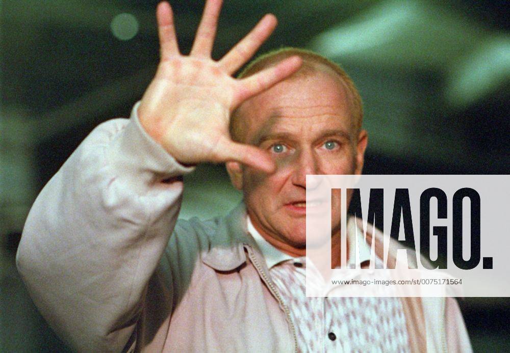 One Hour Photo, (ONE HOUR PHOTO) USA 2002, Regie: Mark Romanek, ROBIN WILLIAMS, Stichwort: Hand, Finger UnitedArchives00018721
