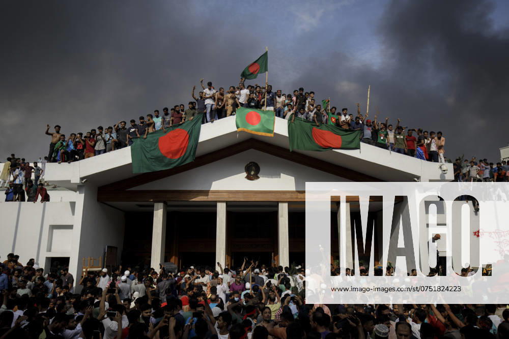 Bangladesh anti-government protester gather as they storm Prime Minister Sheikh Hasina s palace in Dhaka. Bangladeshi Prime Minister Sheikh Hasina s 15-year rule ended on August 5, 2024 as she fled after more than a month of deadly protests as the military announced it would form an interim government. Dhaka Bangladesh - ZUMAa130 20240805_fap_a130_014