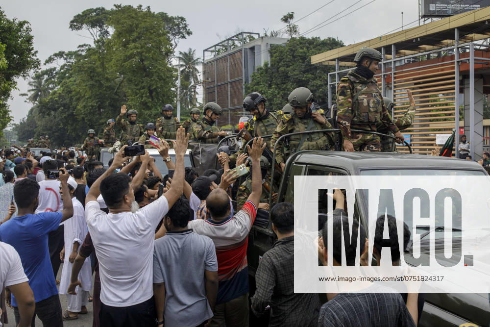 Anti-government protester clapping for the Army in the street during long march to Prime Minister Sheikh Hasina s palace in Dhaka. Bangladeshi Prime Minister Sheikh Hasina s 15-year rule ended on August 5, 2024 as she fled after more than a month of deadly protests as the military announced it would form an interim government. Dhaka Bangladesh - ZUMAa130 20240805_fap_a130_027