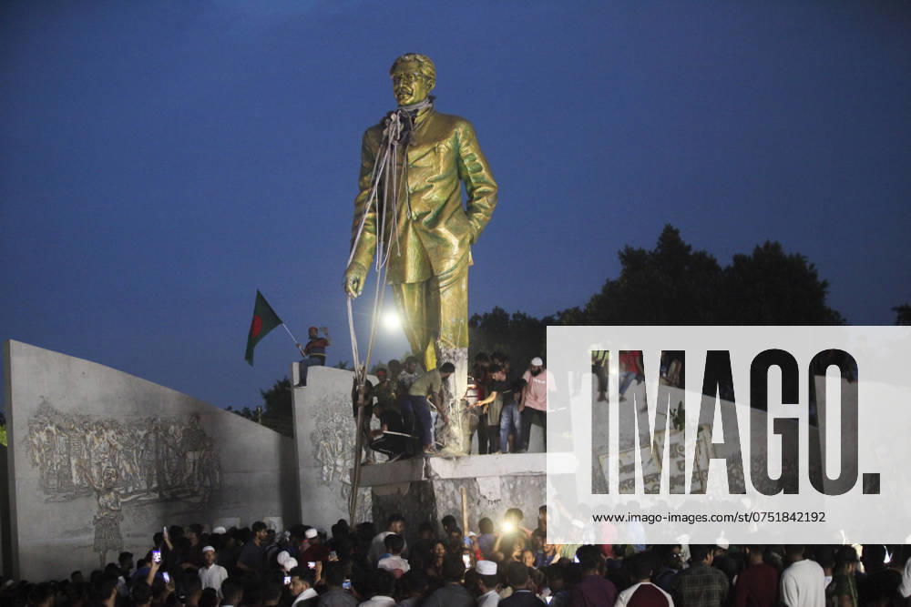 Anti-government protestors climbs atop a statue of Sheikh Mujibur Rahman, Bangladesh s founding father and parent of the country s ousted Prime Minister Sheikh Hasina, in Dhaka on August 5, 2024. Bangladeshi Prime Minister Sheikh Hasina s 15-year rule ended on August 5, as she fled after more than a month of deadly protests as the military announced it would form an interim government. Dhaka Bangladesh - ZUMAj163 20240805_zip_j163_005