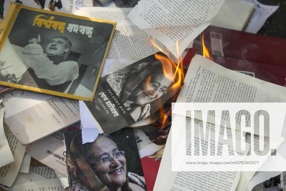 After Sheikh Hasina fled the country, Anti-government protestors set fire on books written about Sheikh Hasina and Bangabandhu in Dhaka,Bangladesh on 05 August 2024. Dhaka Bangladesh - ZUMAj163 20240805_zip_j163_019