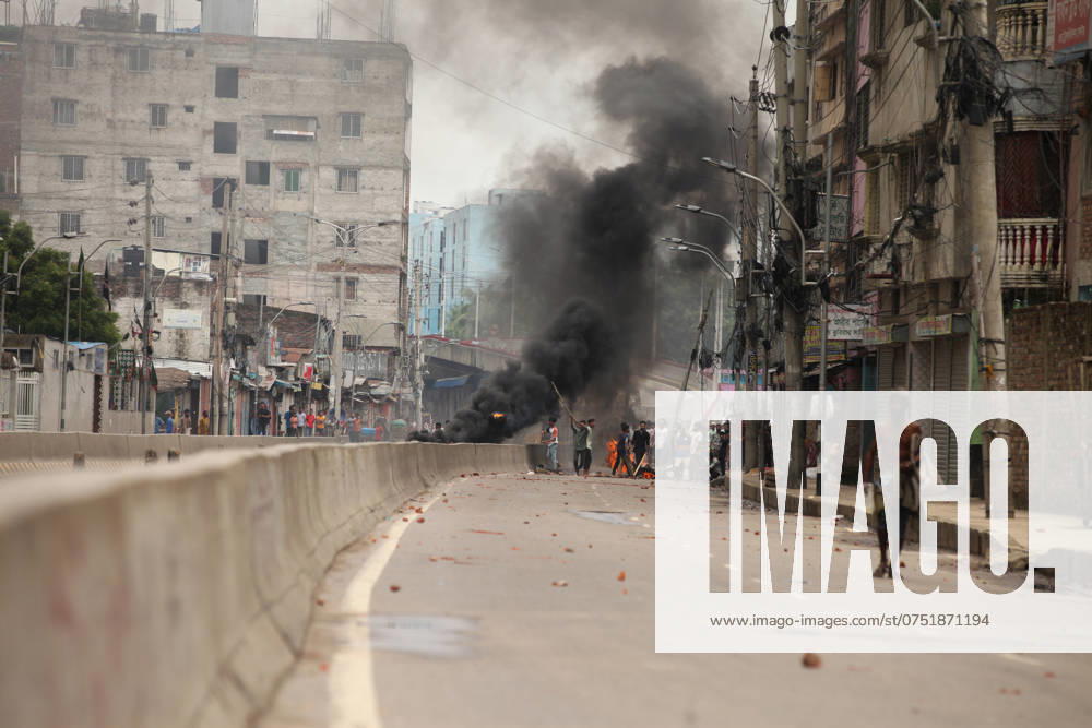 Anti-government Protest in Bangladesh Clashes between Anti-government protesters and police during the curfew in Dhaka,Bangladesh on 05 August 2024. Dhaka Dhaka Bangladesh