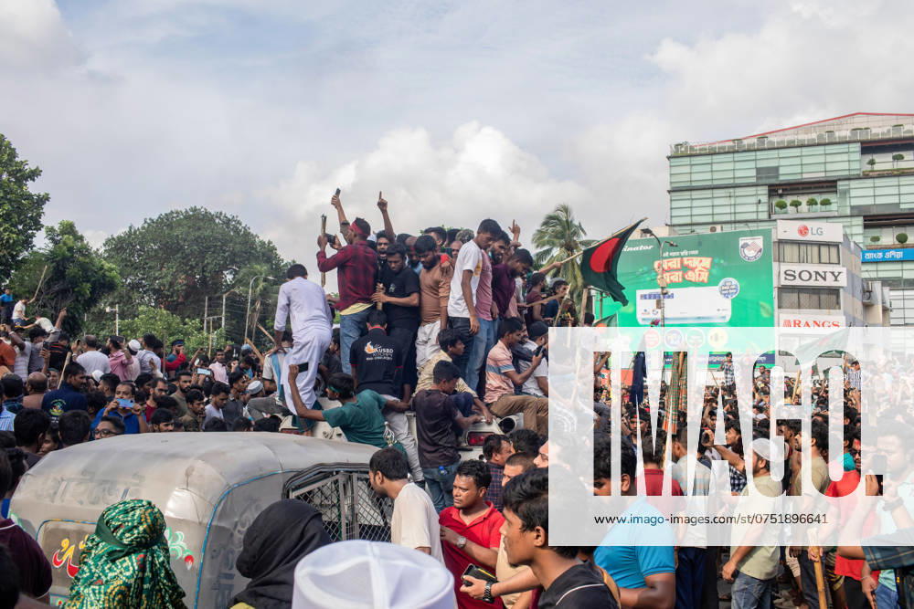 Dhaka celebrate the resignation of the Prime Minister - 05 Aug 2024 Anti-government protestors march on the street during the celebrations. Thousands of people are celebrating the resignation of Bangladeshi Prime Minister Sheikh Hasina. Protests in Bangladesh that began as student-led demonstrations against government hiring rules in July culminated on August 5, in the prime minister fleeing and the military announcing it would form an interim government. Dhaka Bangladesh