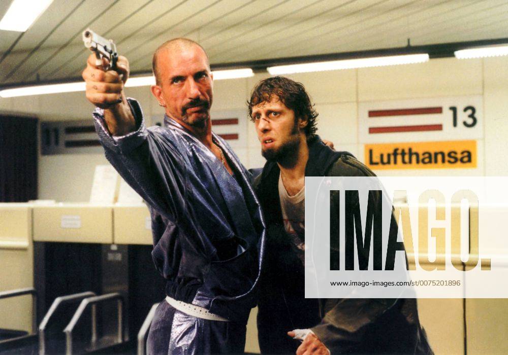 Bang Boom Bang - Ein todsicheres Ding, (BANG BOOM BANG) D 1999, Regie: Peter Thorwarth, RALF RICHTER, OLIVER KORITTKE, Key: Waffe, Revolver, Zielen, Lufthansa-Schalter, UnitedArchives00020357