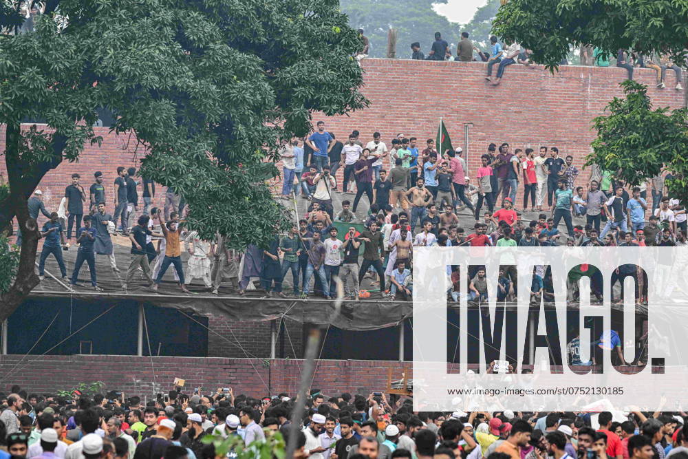 Anti-government protestors gather at the Prime Minister Sheikh Hasina s place during the celebrations. Thousands of Bangladesh People celebrate the resignation of Bangladeshi Prime Minister Sheikh Hasina. Protests in Bangladesh that began in July for the abolition of the quota system in government jobs culminated on August 5, as Bangladesh military chief Gen. Waker-uz-Zaman announced a transitional government after Prime Minister Sheikh Hasina fled the country due to violent nationwide protests. Hundreds of people were killed and wounded during the protests since July, which first called for the abolition of quotas in government jobs and later the resignation of the Hasina, who had been in power since 2009 - ZUMAs197 20240805_aaa_s197_142