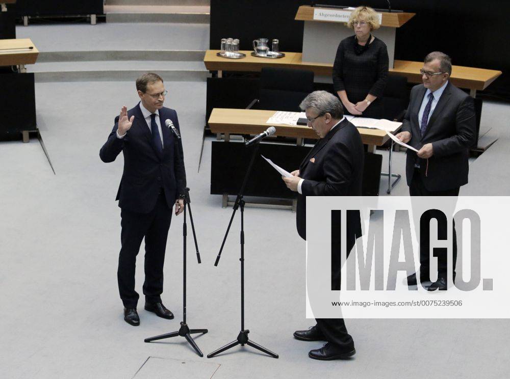 Michael Müller, SPD (L.), Plenarsitzung mit der Wahl des Regierenden Bürgermeisters im Abgeordnetenhaus. Deutschland, Berlin
