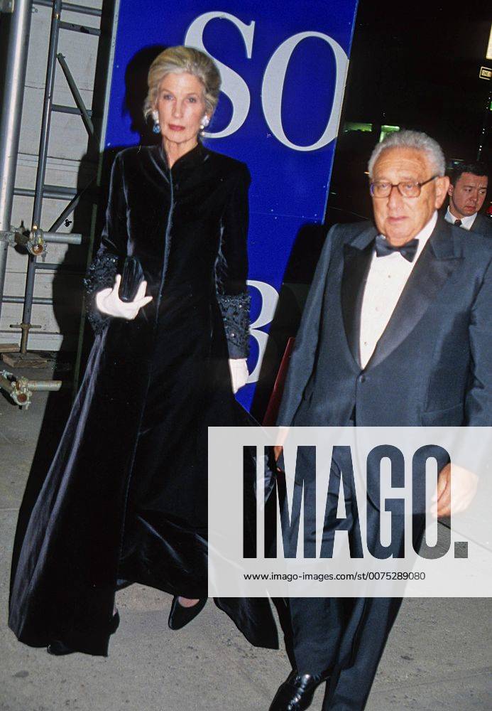 Feb. 29, 2008 - New York, New York, U.S. - K10194JBB.THE LONDON SYMPHONY ORCHESTRA LAUNCHES IT S NEW YORK RESIDENCY GALA AT SOTHEBY S, NEW YORK New York 03-09-2000.HENRY KISSINGER AND WIFE NANCY KISSINGER. - 2000.NANCYKISSINGERRETRO - ZUMAba9_ 20080229_gaf_ba9_001
