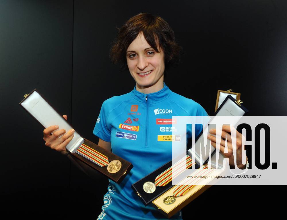 Czech speedskater Martina Sablikova poses with the medals at the press conference after her arrival from World Championships to Prague, Czech Republic on Mar. 14, 2011. (CTKxPhoto StanislavxPeska) CTKPhoto4201103140992901 o0 Empfang Weltmeisterin Sieg Medaille, Goldmedaille Objekte