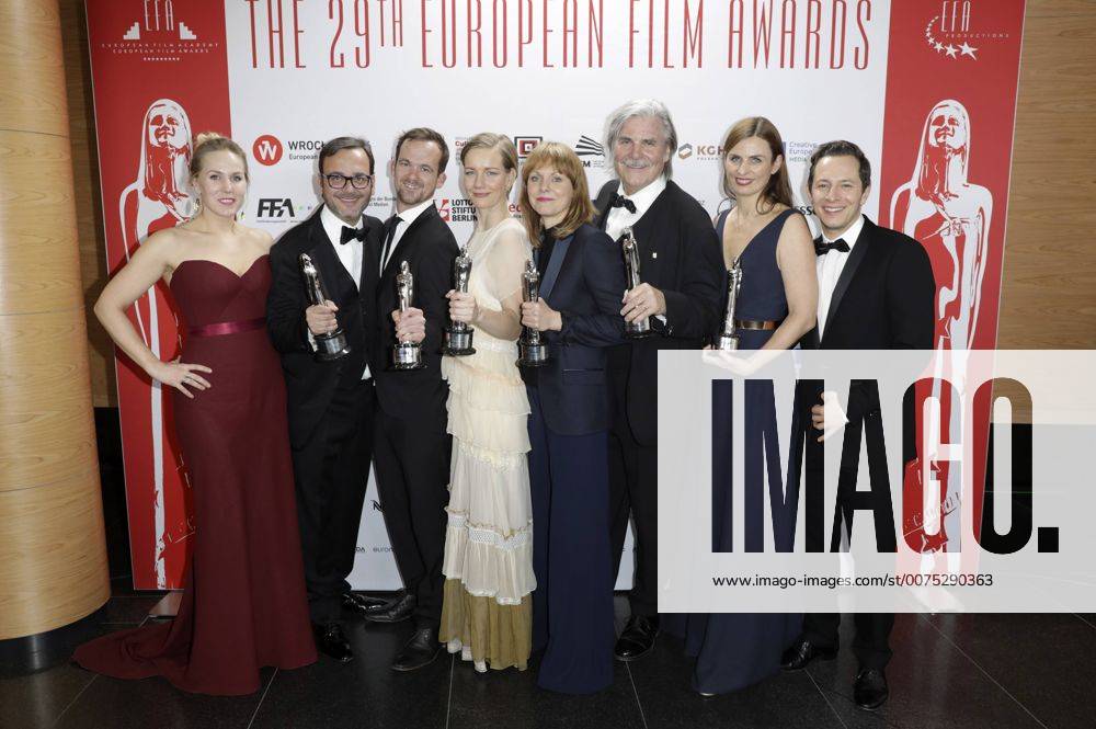 Hadewych Minis, Michel Merkt, Jonas Dornbach, Sandra Hüller, Maren Ade, Peter Simonischek, Janine Jackowski und Trystan Pütter mit den Preisen für den Film Toni Erdmann bei der Verleihung vom 29. Europäischen Filmpreis 2016 29th European Film Awards 2016 im Nationalen Forum für Musik. Breslau, 10.12.2016 Foto:xS.xGabschx xFuturexImage