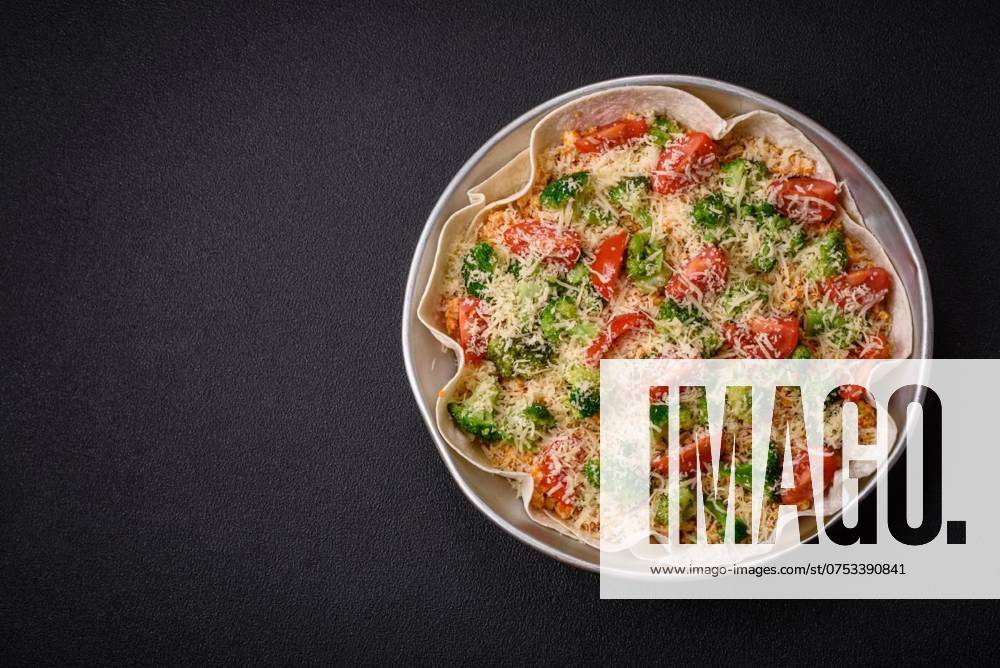 Delicious quiche with tomato, cheese, chicken, spices and herbs, Delicious quiche with tomato, cheese, chicken, spices and herbs on a dark concrete background, Delicious quiche with tomato, cheese, chicken, spices and herbs on a dark concrete background, 31.01.2024,
