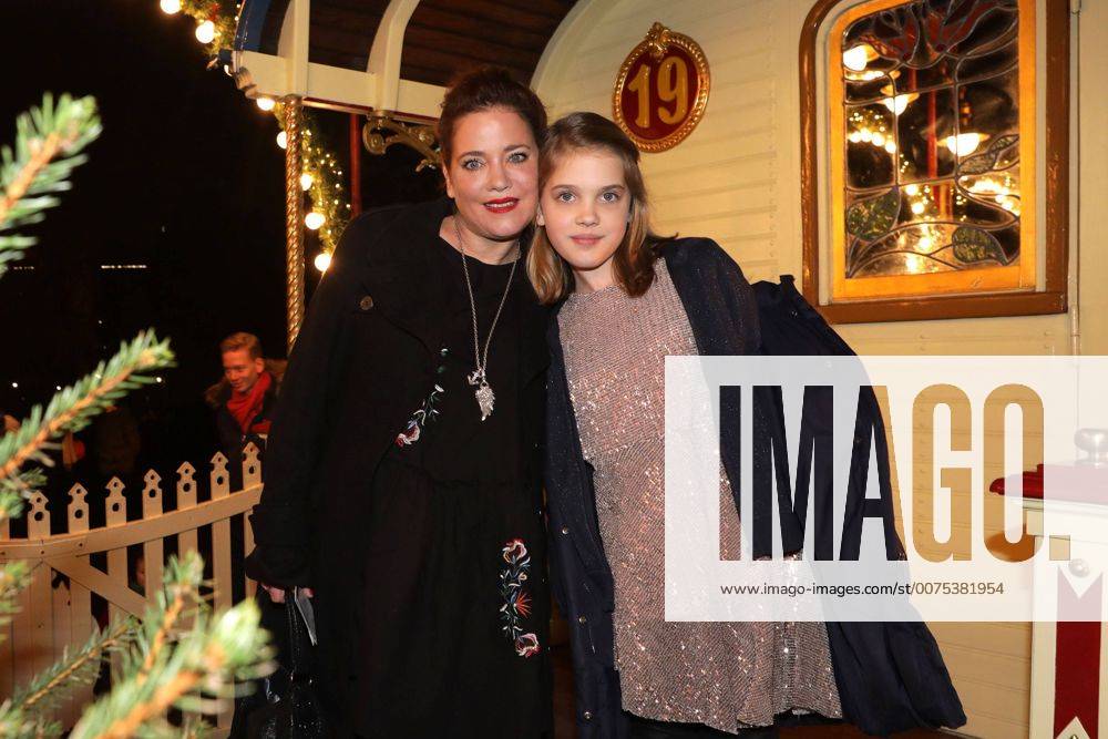 Muriel Baumeister und ihre Tochter Frieda Besson bei der Roncalli Weihnachtscircus Premiere am 17.12.2016 in Berlin Roncalli Weihnachtscircus Premiere in Berlin, 2016