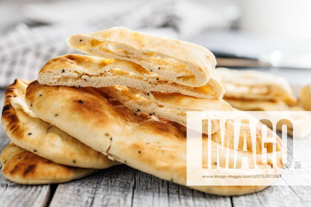 IMAGO Creative, Food, Brot, Naan Freshly Baked Naan Bread on wooden table, Freshly Baked Naan Bread on a wooden table, Freshly Baked Naan Bread on a wooden table, 19.03.2024,