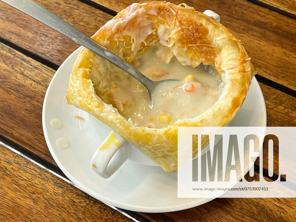 IMAGO Creative, Food, Pot Pie Very delicious chicken pot pie soup, zuppa toscana or bread or Tuscan or Minestra Pane or Zuppa soup, Very delicious Chicken pot pie soup , zuppa toscana or bread or Tuscan or Minestra Pane or Zuppa soup. Made from kale, zucchini, beans, potatoes, celery, carrots, onion, tomato pulp, extra virgin olive oil, chili and chicken or bacon., Very delicious Chicken pot pie soup , zuppa toscana or bread or Tuscan or Minestra Pane or Zuppa soup. Made from kale, zucchini, beans, potatoes, celery, carrots, onion, tomato pulp, extra virgin olive oil, chili and chicken or bacon., 28.03.2024,