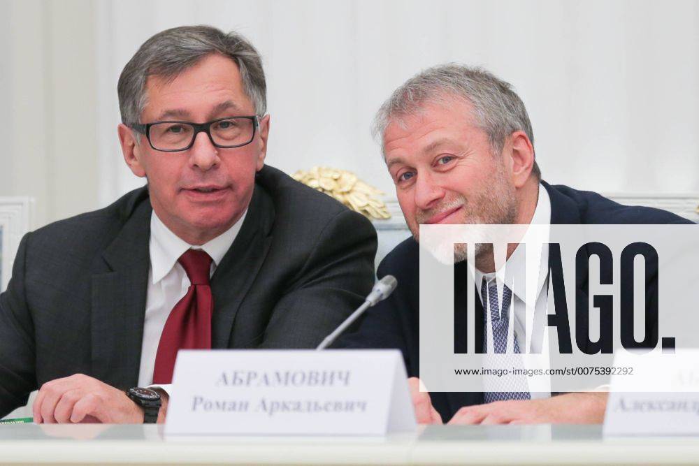 Wladimir Putin empfängt Wirtschaftsvertreter in Moskau MOSCOW, RUSSIA - DECEMBER 19, 2016: Alfa Bank Chairman of the Board Petr Aven (L) and businessman Roman Abramovich at a meeting of Russia s President Vladimir Putin with Russian business community representatives, at the Moscow Kremlin. Sergei Savostyanov TASS TS03BE20