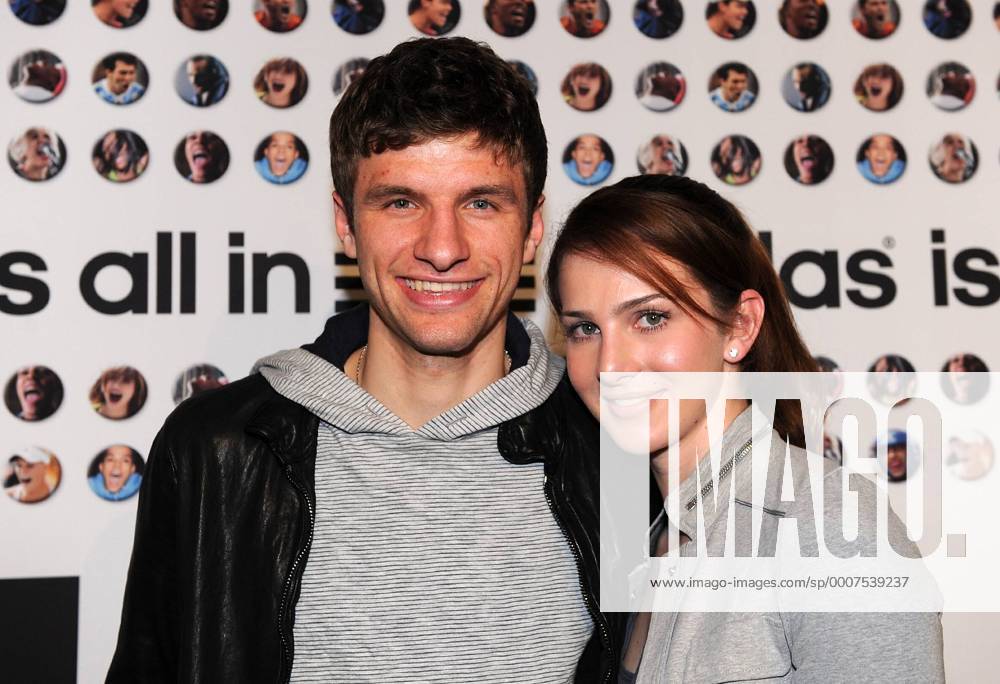 Start zur Werbekampagne - adidas is all in --- Thomas Müller mit Frau Lisa (FC Bayern München) o0 Spielerfrau, Partnerin, Frau, Ehefrau Familie Freude