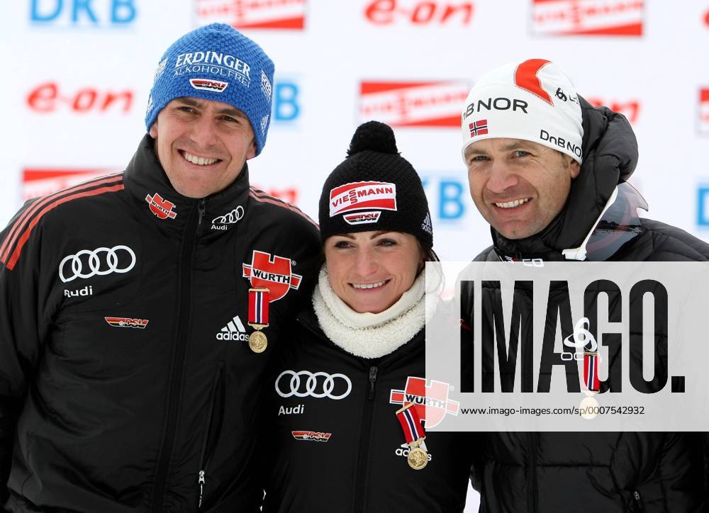 BIATHLON - IBU WC Oslo Holmenkollen , 17.MAR.11 - BIATHLON - IBU Weltcup Finale. Bild zeigt v.li. Michael Greis (GER), Andrea Henkel (GER) und Ole Einar Björndalen (NOR) bei der Verleihung der Holmenkollen-Medaille.