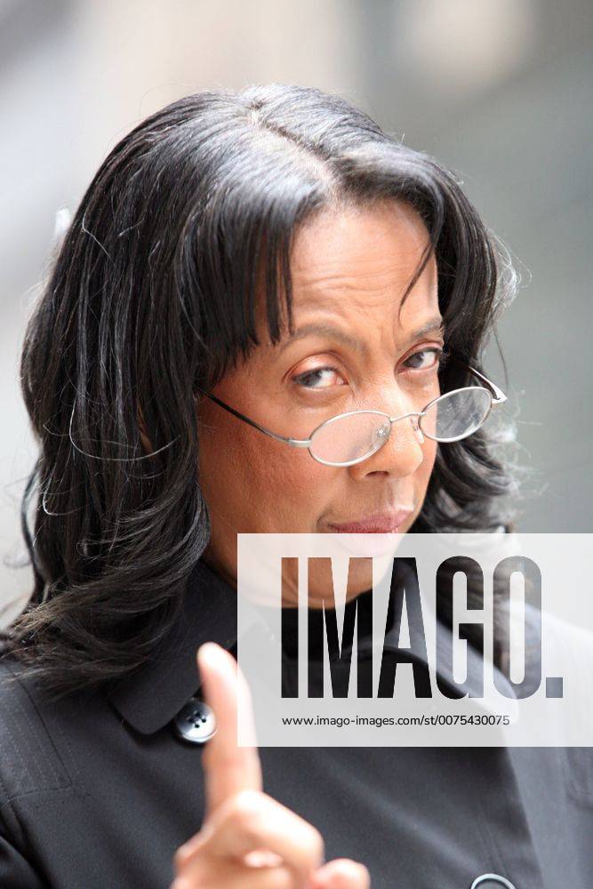 Apr 11, 2008 - Manhattan, New York, USA - Chris Rock s mother, ROSE ROCK, has published a book called Mamma Rock s Rules. She posed for photoraphs on April 7 on 52nd Street in Manhattan. - ZUMAr16_ 20080407_mar_r16_748