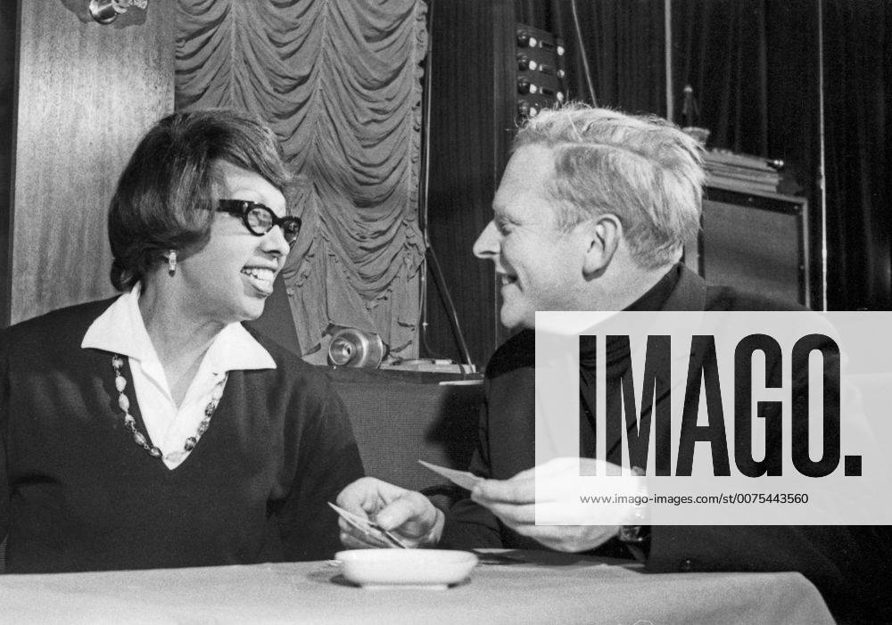 IMAGO ICONS: Josephine Baker Die amerikanisch französische Sängerin, Tänzerin und Schauspielerin Josephine Baker mit dem Kaplan Alfred Flury, Deutschland 1960er Jahre. American French singer, dancer and actress Josephine Baker, Germany 1960s, 24x36swNeg136 Josephine Baker, Alfred Flury