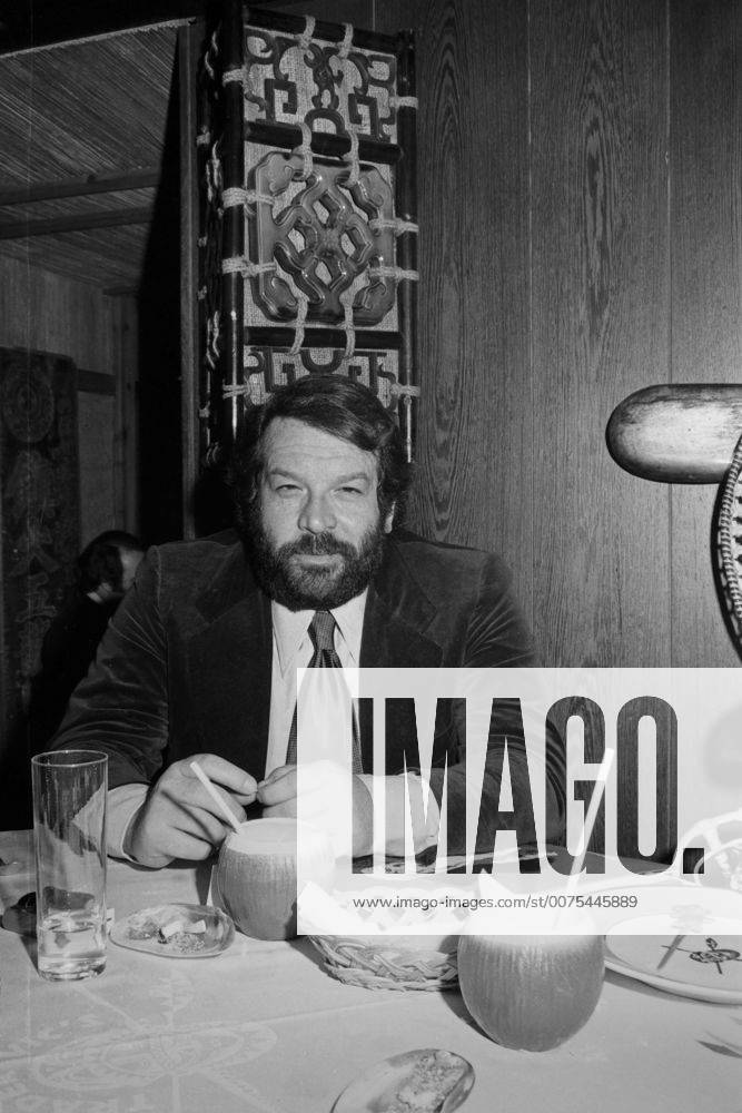 Der italienische Schauspieler Bud Spencer, bei einem Besuch in einem Thai Restaurant in München, Deutschland 1970er Jahre. Italian actor Bud Spencer visiting a Thai restaurant at Munic, Germany 1970s. 24x36swNegVBH49 Besuch im Asia Restaurant