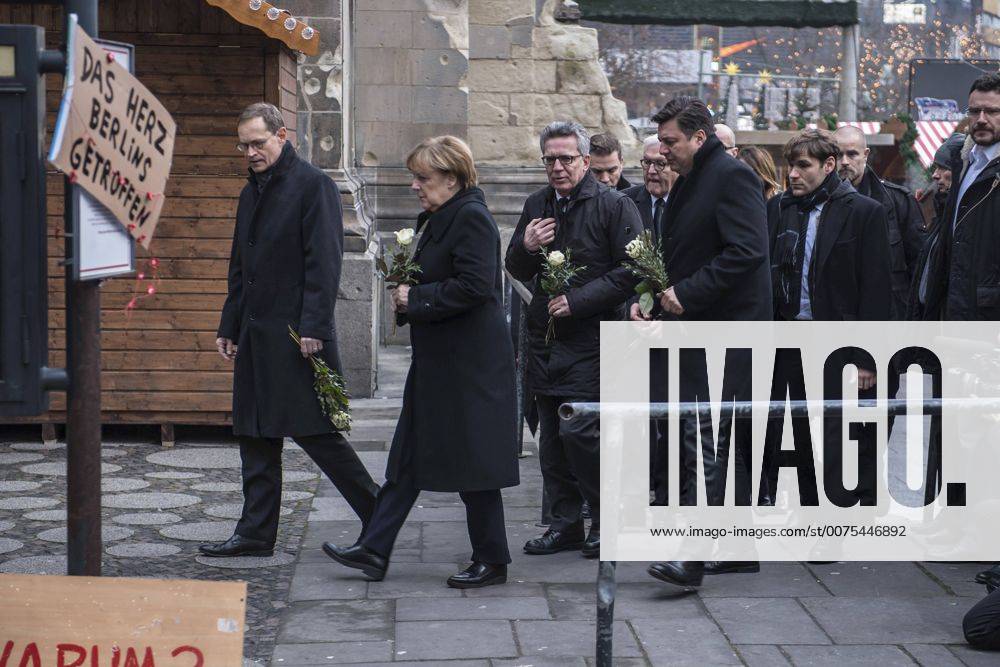 Bundeskanzlerin Angela Merkel (CDU, 2.v.l.) hat am Dienstagnachmittag (20.12.16) den Tatort des Anschlags auf einem Berliner Weihnachtsmarkt besucht. Foto v.l.: Berlins Regierender Buergermeister Michael Mueller (SPD), Angela Merkel, Innenminister Lothar de Maiziere (CDU) und Berlins Innensenator Andreas Geisel (SPD). Die Kanzlerin legte weisse Rosen am Breitscheidplatz nieder und trug sich in das Kondolenzbuch in der Gedaechtniskirche ein. Am Montagabend war ein Lastwagen in den Weihnachtsmarkt an der Kaiser-Wilhelm-Gedaechtniskirche gefahren. Zwoelf Menschen kamen ums Leben, 48 wurden zum Teil schwer verletzt. Die Polizei sprach am Dienstagmorgen von einem vermutlich terroristischen Anschlag . (Siehe epd-Meldung vom 20.12.16) Kanzlerin Merkel besucht Tatort nach Anschlag auf Berliner Weihnachtsmarkt
