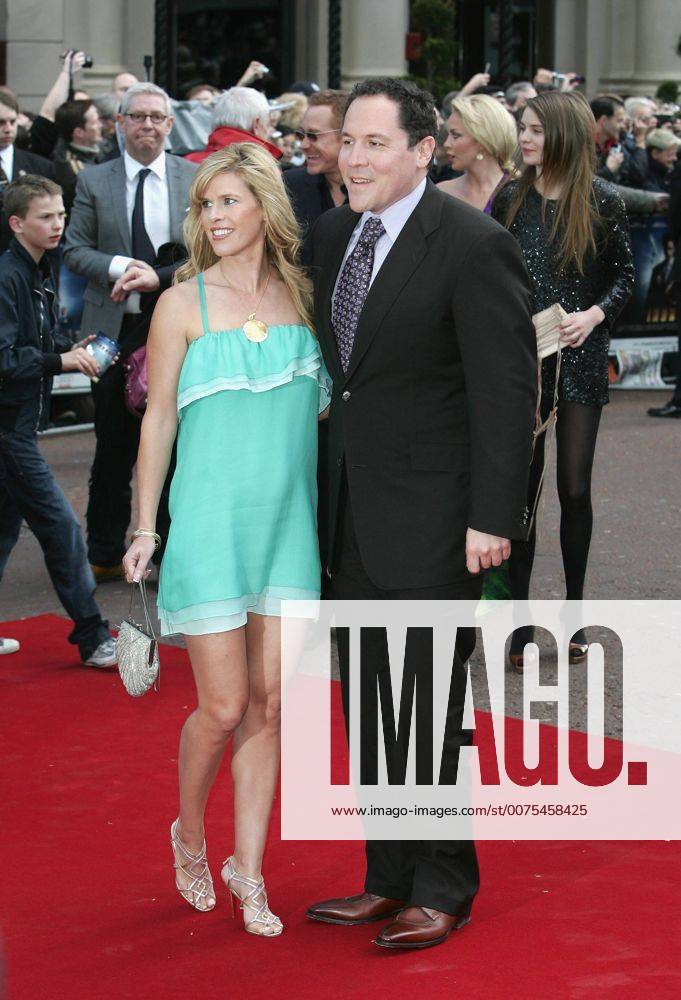 London, United Kingdom - Jon Favreau arrives for the UK Premiere of Iron Man at Odeon Leciester Square. - ZUMAs147 20080424_zap_s147_013