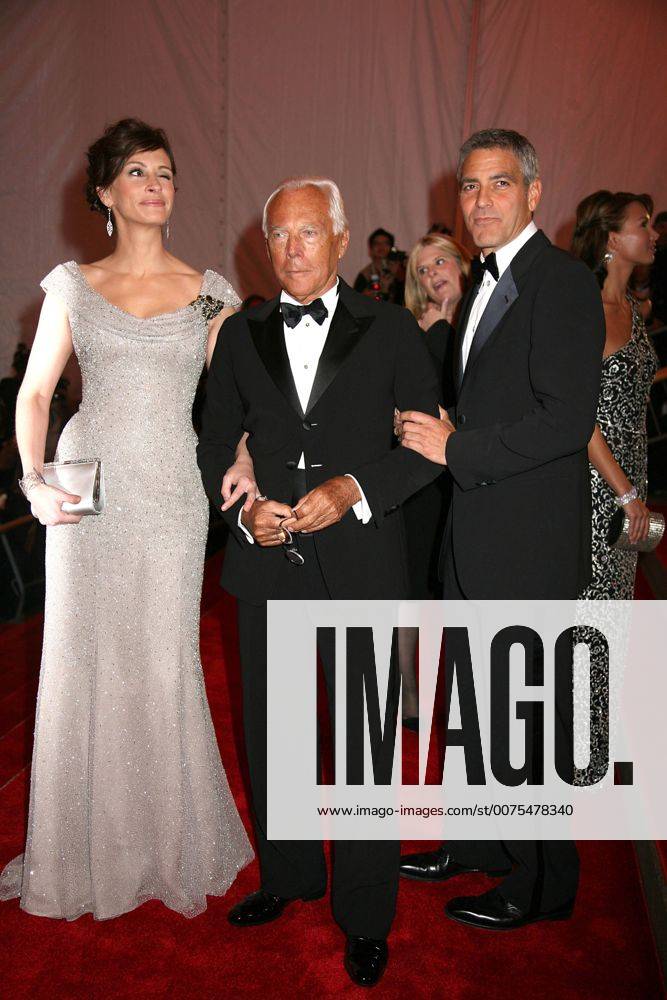 METROPOLITAN MUSEUM OF ART COSTUME INSTITUTE GALA.SUPERHEROES.METROPOLITAN MUSEUM OF ART, NYC.MAY 5, 08.PHOTOS BY SONIA MOSKOWITZ, GLOBE PHOTOS INC, 2008.JULIA ROBERTS , ARMANI AND GEORGE CLOONEY.K58813SMO - ZUMAms4_ 20080505_zaf_ms4_049