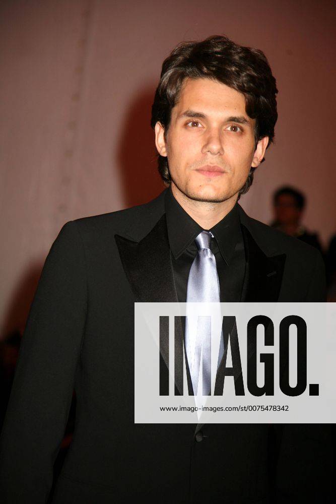 METROPOLITAN MUSEUM OF ART COSTUME INSTITUTE GALA.SUPERHEROES.METROPOLITAN MUSEUM OF ART, NYC.MAY 5, 08.PHOTOS BY SONIA MOSKOWITZ, GLOBE PHOTOS INC, 2008.JOHN MAYER.K58813SMO - ZUMAms4_ 20080505_zaf_ms4_051