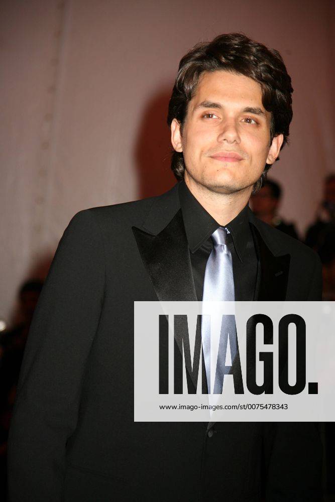 METROPOLITAN MUSEUM OF ART COSTUME INSTITUTE GALA.SUPERHEROES.METROPOLITAN MUSEUM OF ART, NYC.MAY 5, 08.PHOTOS BY SONIA MOSKOWITZ, GLOBE PHOTOS INC, 2008.JOHN MAYER.K58813SMO - ZUMAms4_ 20080505_zaf_ms4_052