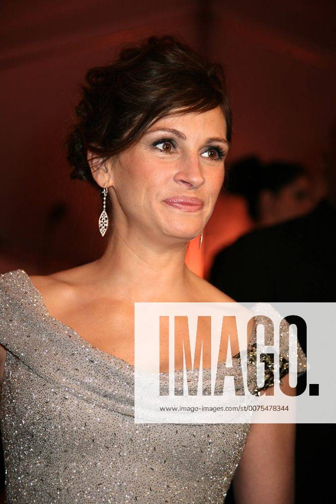 METROPOLITAN MUSEUM OF ART COSTUME INSTITUTE GALA.SUPERHEROES.METROPOLITAN MUSEUM OF ART, NYC.MAY 5, 08.PHOTOS BY SONIA MOSKOWITZ, GLOBE PHOTOS INC, 2008.JULIA ROBERTS .K58813SMO.JULIA ROBERTS - ZUMAms4_ 20080505_zaf_ms4_053
