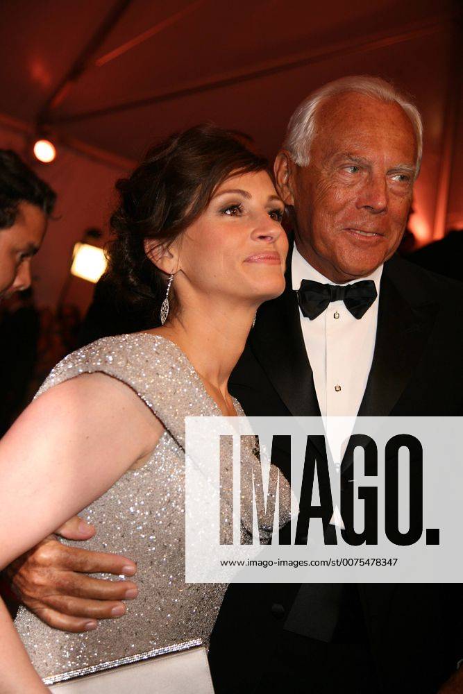 METROPOLITAN MUSEUM OF ART COSTUME INSTITUTE GALA.SUPERHEROES.METROPOLITAN MUSEUM OF ART, NYC.MAY 5, 08.PHOTOS BY SONIA MOSKOWITZ, GLOBE PHOTOS INC, 2008.JULIA ROBERTS AND GIORGIO ARMANI.K58813SMO.JULIA ROBERTS GIORGIO ARMANI - ZUMAms4_ 20080505_zaf_ms4_056