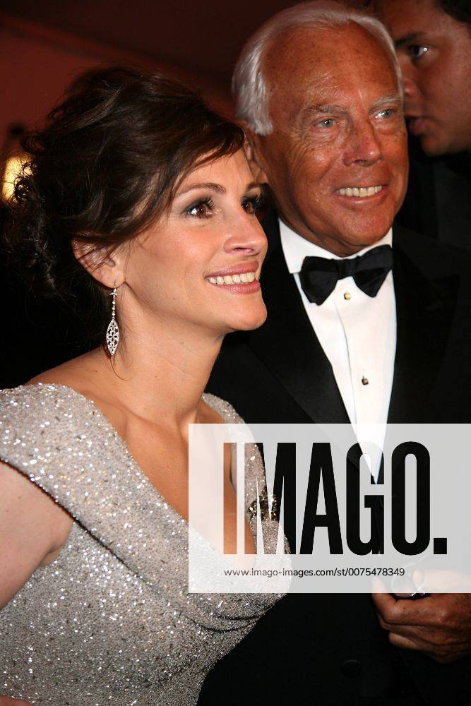 METROPOLITAN MUSEUM OF ART COSTUME INSTITUTE GALA.SUPERHEROES.METROPOLITAN MUSEUM OF ART, NYC.MAY 5, 08.PHOTOS BY SONIA MOSKOWITZ, GLOBE PHOTOS INC, 2008.JULIA ROBERTS AND GIORGIO ARMANI.K58813SMO.JULIA ROBERTS GIORGIO ARMANI - ZUMAms4_ 20080505_zaf_ms4_058