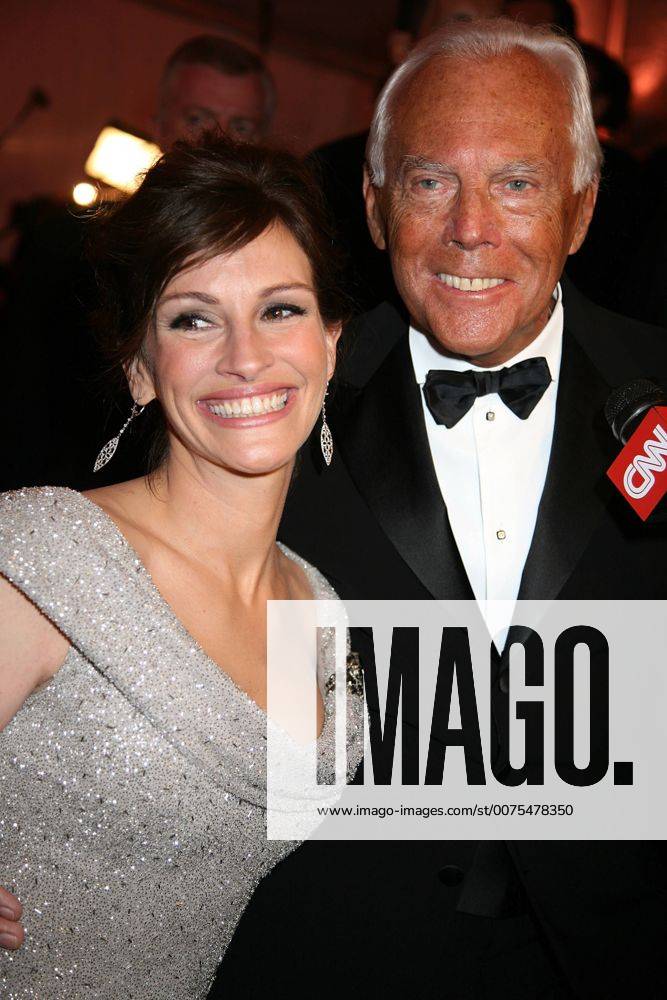 METROPOLITAN MUSEUM OF ART COSTUME INSTITUTE GALA.SUPERHEROES.METROPOLITAN MUSEUM OF ART, NYC.MAY 5, 08.PHOTOS BY SONIA MOSKOWITZ, GLOBE PHOTOS INC, 2008.JULIA ROBERTS AND GIORGIO ARMANI.K58813SMO.JULIA ROBERTS GIORGIO ARMANI - ZUMAms4_ 20080505_zaf_ms4_059