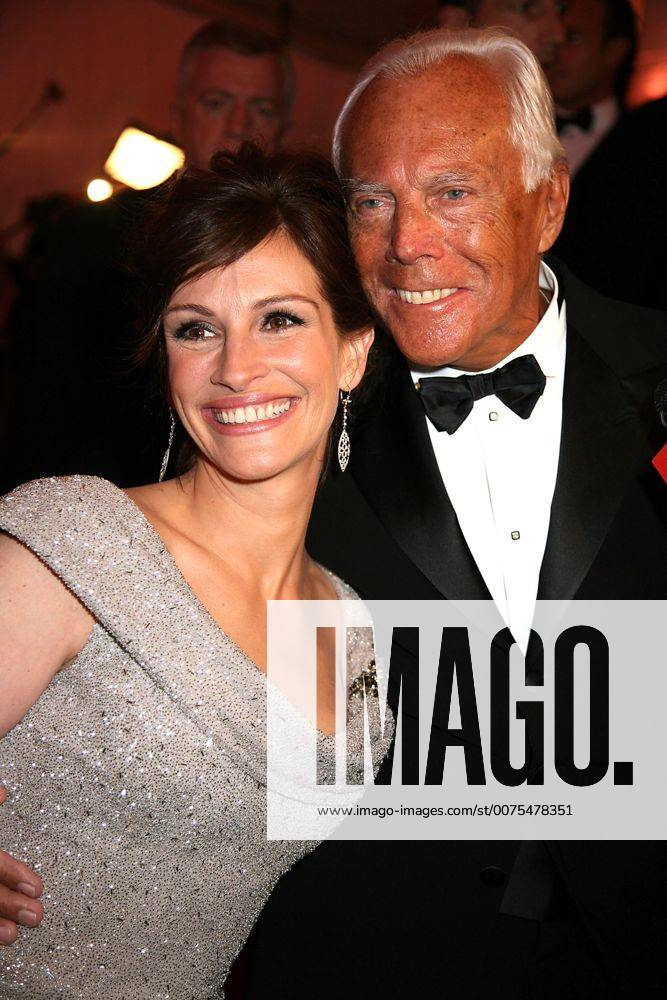 METROPOLITAN MUSEUM OF ART COSTUME INSTITUTE GALA.SUPERHEROES.METROPOLITAN MUSEUM OF ART, NYC.MAY 5, 08.PHOTOS BY SONIA MOSKOWITZ, GLOBE PHOTOS INC, 2008.JULIA ROBERTS AND GIORGIO ARMANI.K58813SMO.JULIA ROBERTS GIORGIO ARMANI - ZUMAms4_ 20080505_zaf_ms4_060