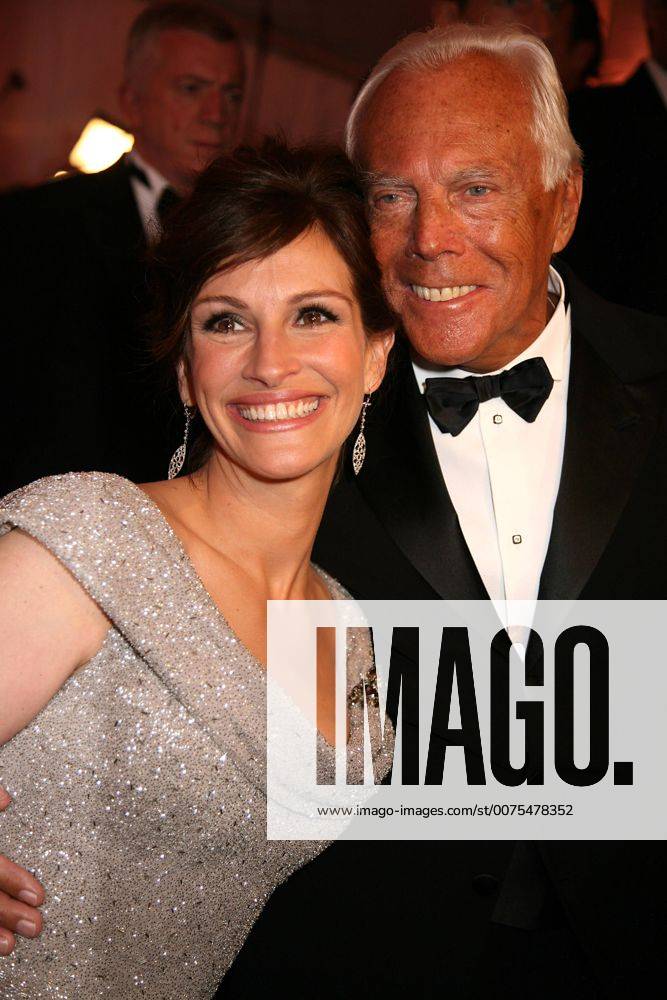 METROPOLITAN MUSEUM OF ART COSTUME INSTITUTE GALA.SUPERHEROES.METROPOLITAN MUSEUM OF ART, NYC.MAY 5, 08.PHOTOS BY SONIA MOSKOWITZ, GLOBE PHOTOS INC, 2008.JULIA ROBERTS AND GIORGIO ARMANI.K58813SMO.JULIA ROBERTS GIORGIO ARMANI - ZUMAms4_ 20080505_zaf_ms4_061
