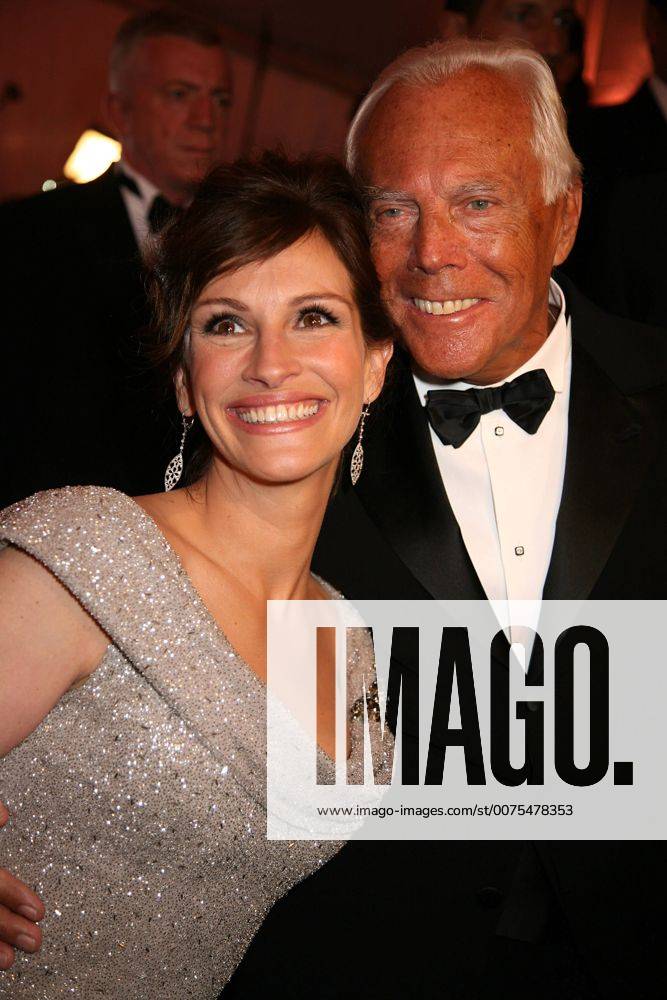 METROPOLITAN MUSEUM OF ART COSTUME INSTITUTE GALA.SUPERHEROES.METROPOLITAN MUSEUM OF ART, NYC.MAY 5, 08.PHOTOS BY SONIA MOSKOWITZ, GLOBE PHOTOS INC, 2008.JULIA ROBERTS AND GIORGIO ARMANI.K58813SMO.JULIA ROBERTS GIORGIO ARMANI - ZUMAms4_ 20080505_zaf_ms4_062