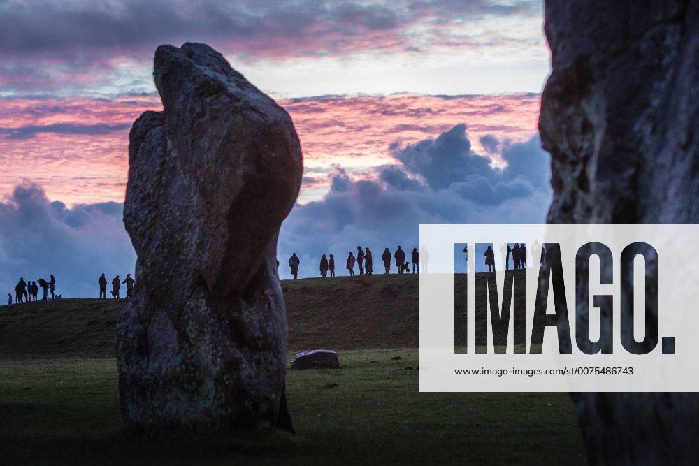 Avebury, Wiltshire, UK - Avebury,Wiltshire UK. Crowds gather to watch the sunrise on the winter solstice, the shortest day of the year at Avebury Neolithic Stone Circle. Avebury UK - ZUMAl94_ 20161221_zaf_l94_005
