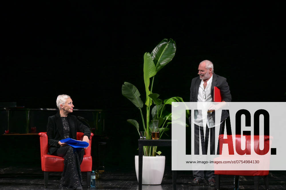Reading Hemingways Love Hells with Sona McDonald Johannes Krisch, at the Stadttheater Gmunden, as part of the Salzkammergut Festwochen Gmunden 2024, on 14 08 2024 The picture shows the actress Sona MacDonald and the actor Johannes Krisch during the performance 2024 Reading Hemingways Love Hells with