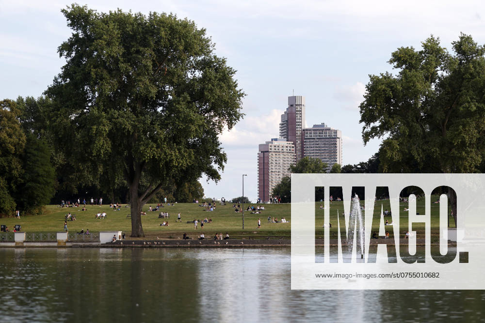 Students, walkers and party people enjoy the summer temperatures on the meadows by the Aachener Weiher pond The Unicenter, a high-rise residential building near the university, towers over the hill Symbolic image, theme image Cologne, 15 08 2024 NRW Germany