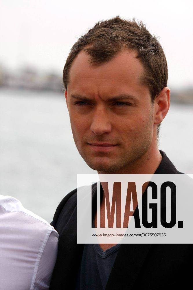 Hollywood, California, U.S. - Jude Law posing to promote new film The Day After Peace during the 2008 Cannes Film Festival at Hotel Majestic Pier in Cannes, France, on may 19th, 2008. Alec Michael- K58891AM - ZUMAmm4_ 20080520_gaf_mm4_134
