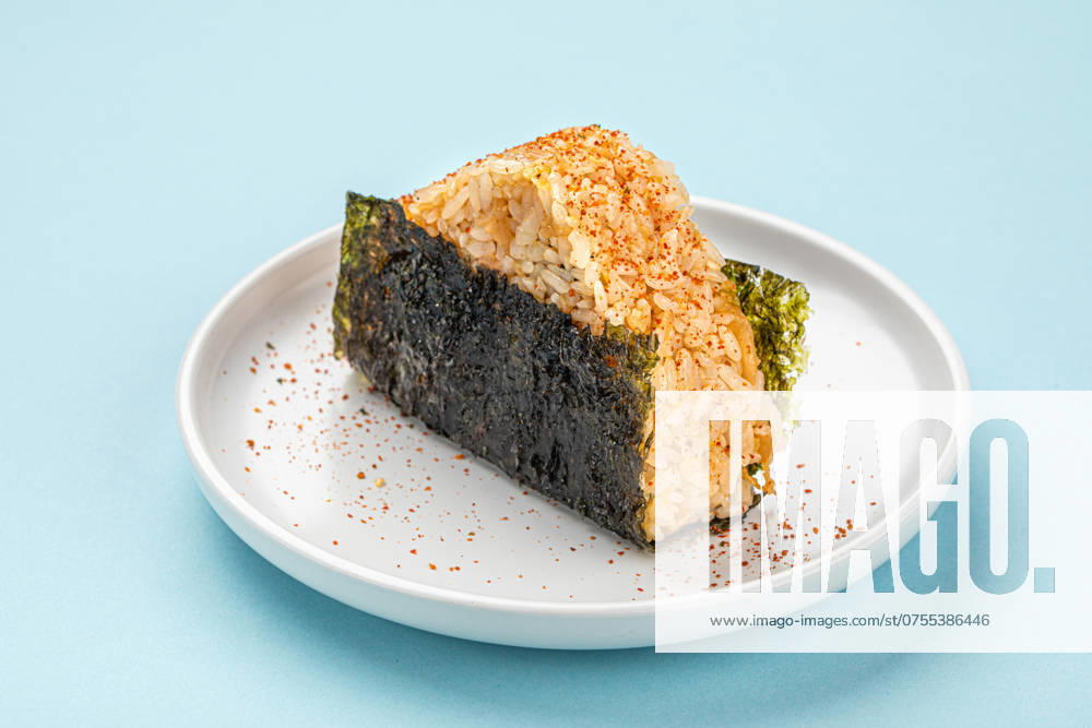 IMAGO Creative, Food, Japan, Onigiri Portion of japanese onigiri snack with spices Portion of japanese onigiri snack with spices on a plate
