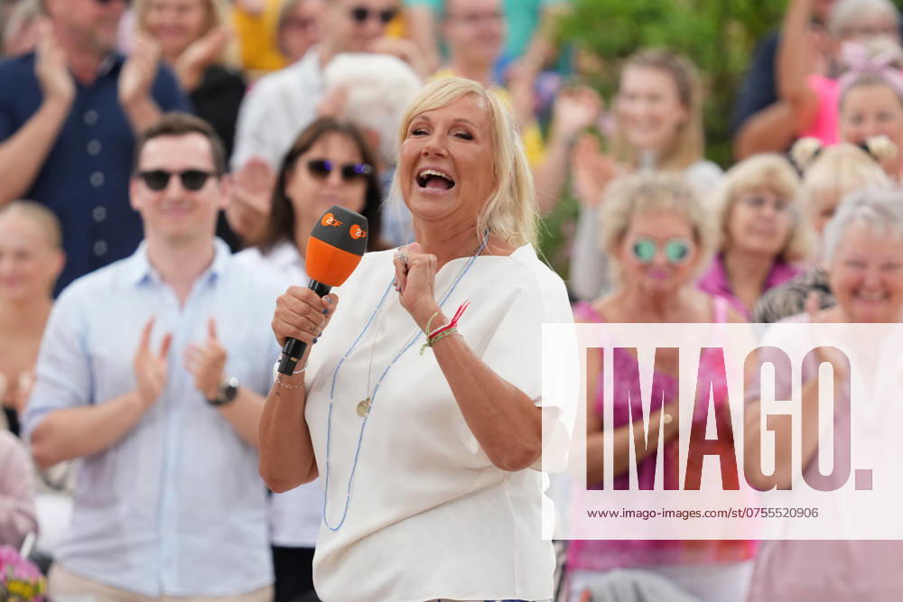 ZDF Fernsehgarten presenter Andrea Kiwi Kiewel in the entertainment show ZDF Fernsehgarten on 18 08 2024 in Mainz Mainz ZDF Fernsehgarten Rheinland Pfalz