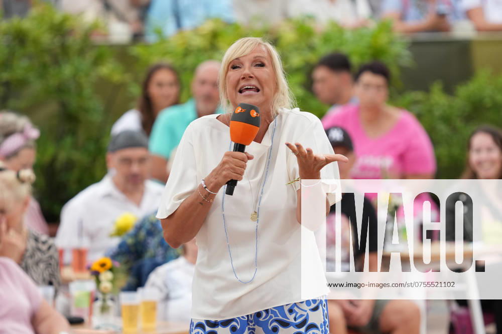 ZDF Fernsehgarten presenter Andrea Kiwi Kiewel in the entertainment show ZDF Fernsehgarten on 18 08 2024 in Mainz Mainz ZDF Fernsehgarten Rheinland Pfalz