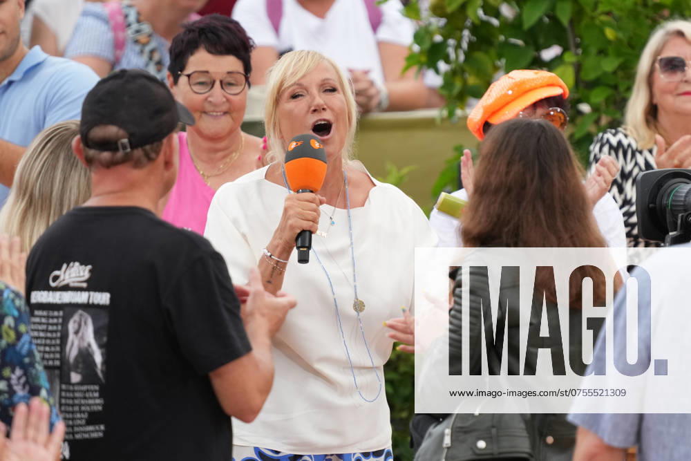 ZDF Fernsehgarten presenter Andrea Kiwi Kiewel in the entertainment show ZDF Fernsehgarten on 18 08 2024 in Mainz Mainz ZDF Fernsehgarten Rheinland Pfalz