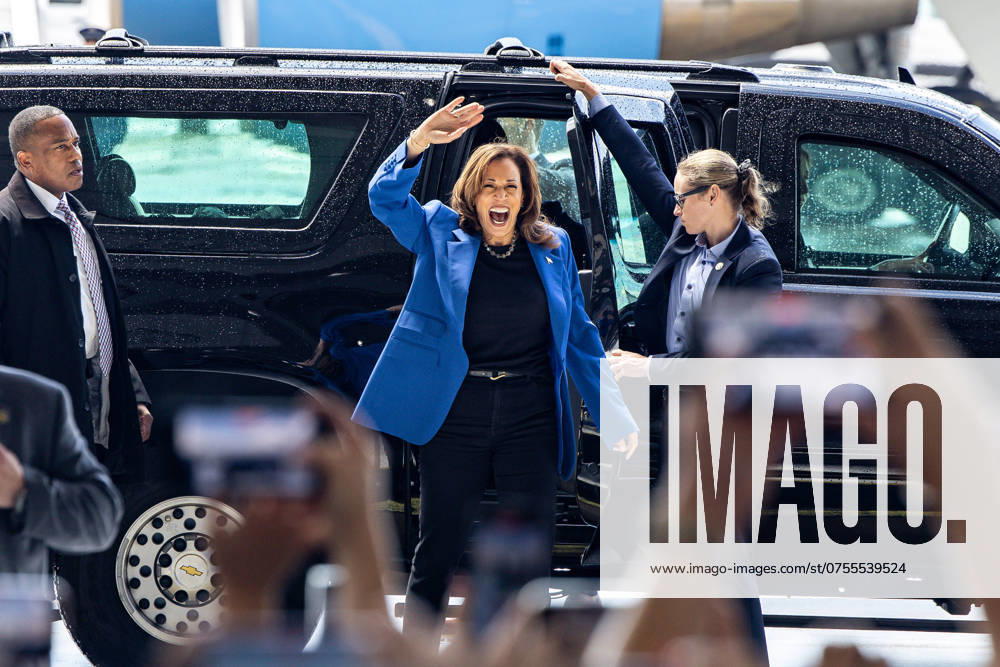 Vice President KAMALA HARRIS waves to supporters after arriving in Pittsburgh, Pennsylvania. KAMALA HARRIS and TIM WALZ launch their campaign bus tour in Pittsburgh, Pennsylvania. Pittsburgh USA - ZUMAg257 20240818_zsp_g257_007