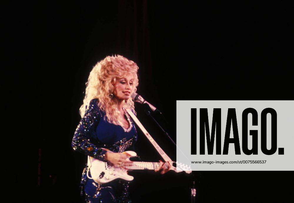 Jan. 11, 2008 - New York, New York, U.S. - L0393.DOLLY PARTON PERFORMING AT TRUMP CASTLE 1990. - PHOTOS - ZUMAba9_ 20080111_gaf_ba9_020