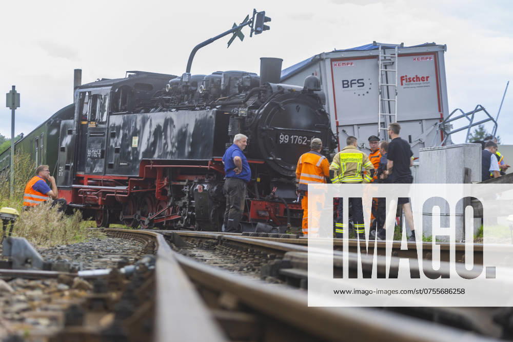 Locomotive accident Weißeritztalbahn A serious accident between a train of the Weißeritztalbahn and a truck from the district of Central Saxony occurred at the level crossing shortly before the Dippoldiswalde stop The steam locomotive, built in 1933, was pushed off the tracks, causing property damage amounting to millions of euros Loc