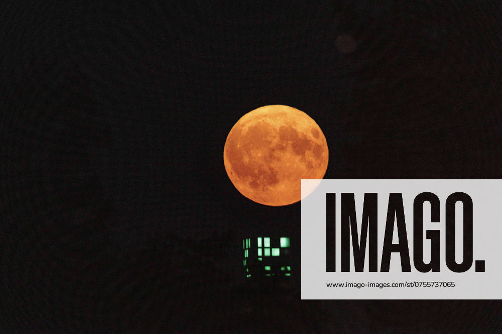 A super moon shines over the Atrium Tower in Berlin, 19 08 2024 Berlin Germany