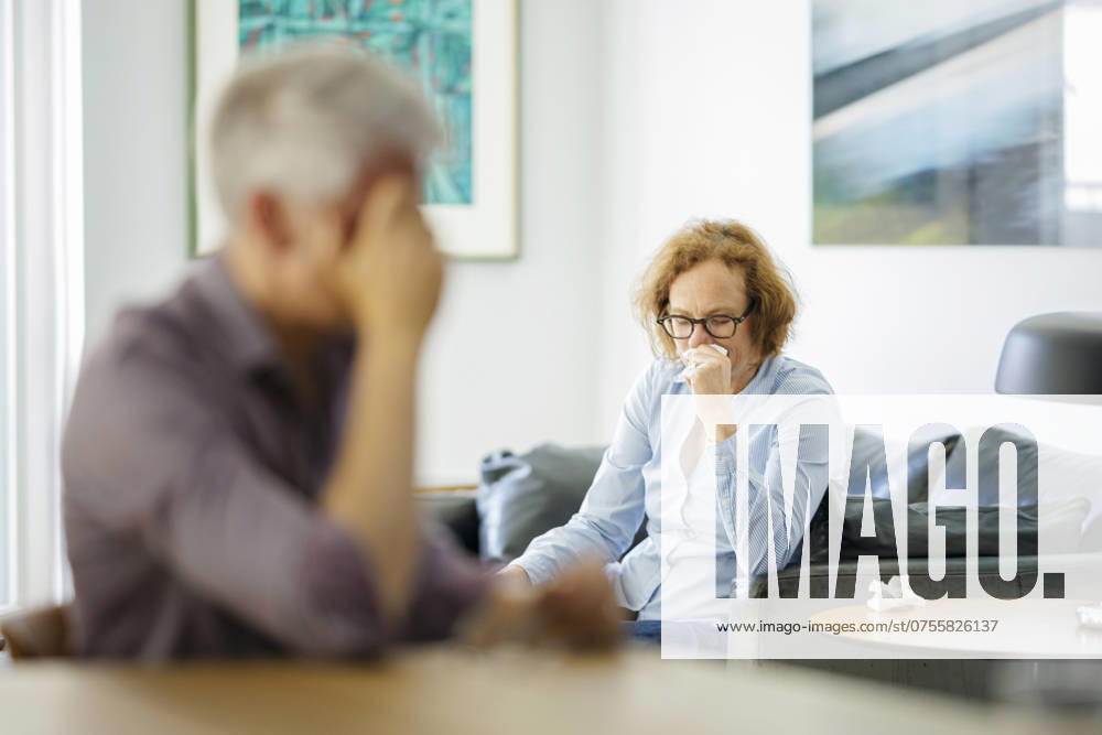 Symbolic photo on the topic Problems in the partnership An elderly woman and an elderly man sitting at home Berlin, 13 08 2024 Berlin Germany