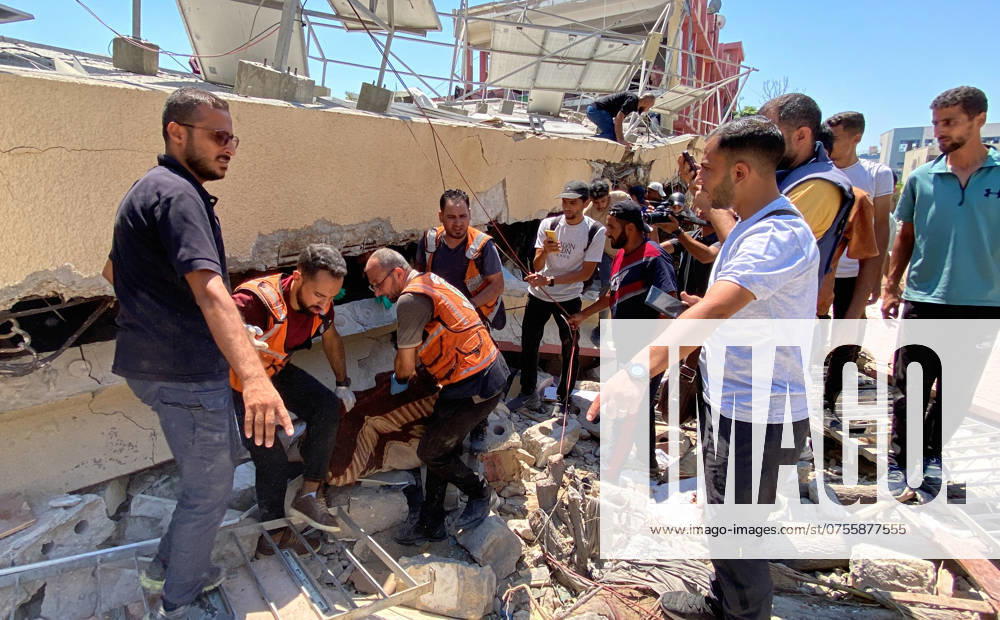 People inspect the damage after an Israeli strike on a school, housing displaced Palestinians, in the Rimal neighbourhood People inspect the damage after an Israeli strike on a school, housing displaced Palestinians, in the Rimal neighbourhood of central Gaza City on August 20, 2024, amid the ongoing conflict between Israel and the militant Hamas group. Photo by Hadi Daoud apaimages Gaza city Gaza Strip Palestinian Territory 200824_Gaza_HD_00(10)