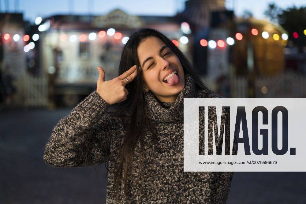 Young woman holding two fingers on her head model released Symbolfoto KKAF00208